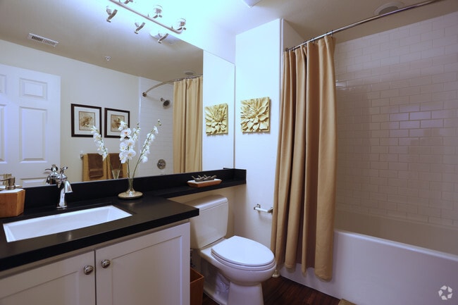 2BR, 2BA-951 SF