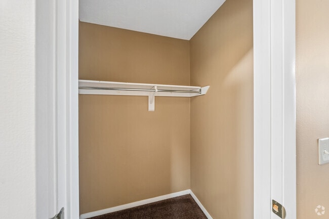 1BR, 1BA - 525SF - Closet
