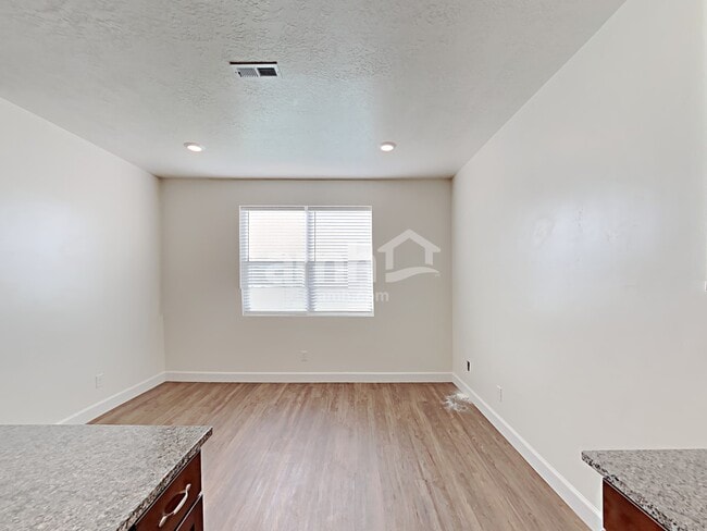 Photo - 1085 Wagon Way