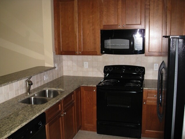Photo - SPACIOUS 3 BEDS TOWNHOUSE CLOSE TO DOWNTOWN!!