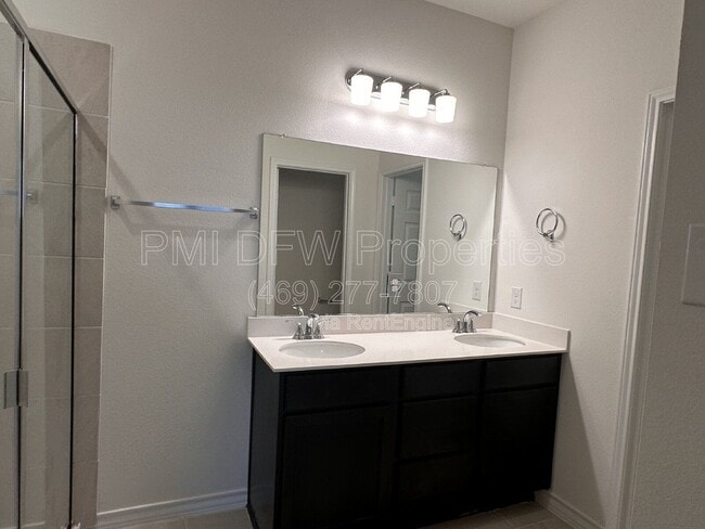 Photo - 649 Saxony Dr