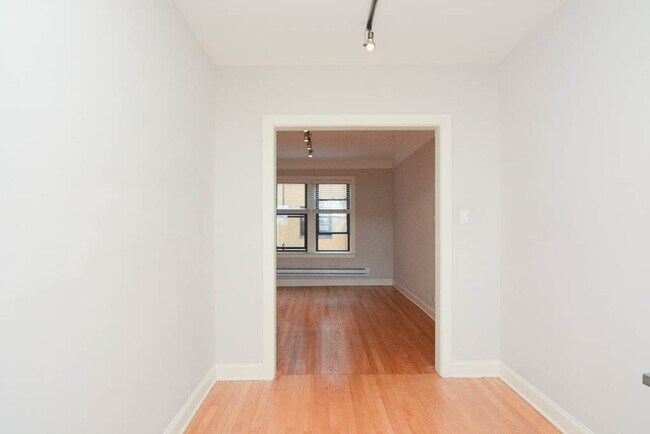 Photo - 2303 N Rockwell St Unit B3