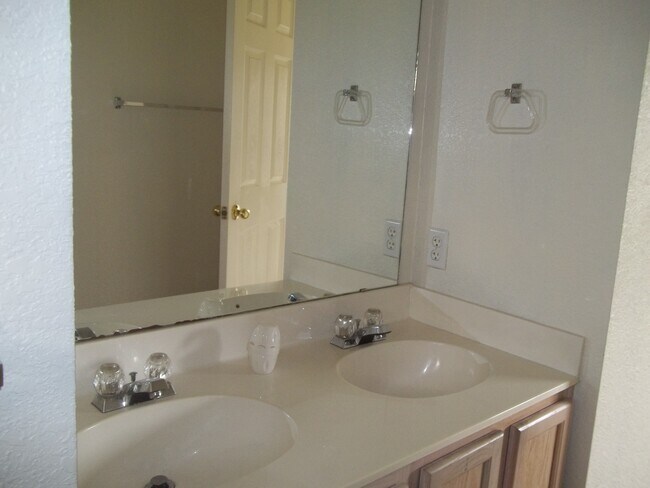 Photo - 2205 Garrett Dr