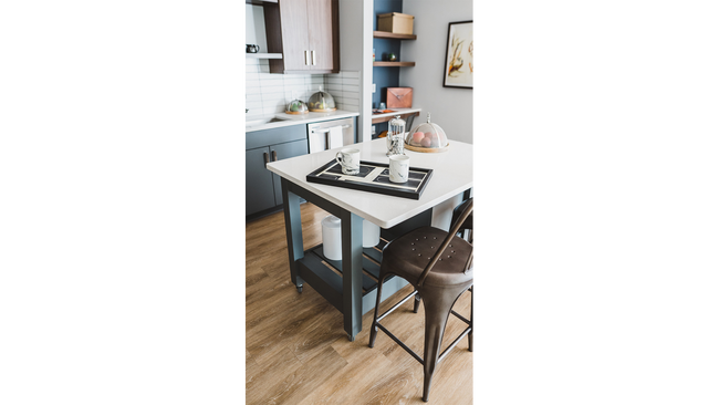 Escritorio móvil de la isla con un bar con asientos - Modera Reynoldstown