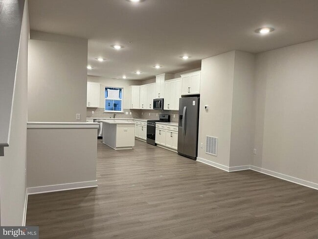 Photo - 501 Titanium St