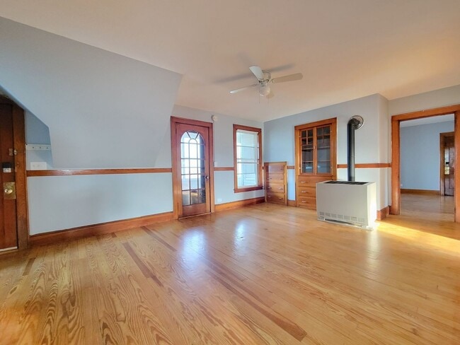 Building Photo - 402 Hevey St Unit 3