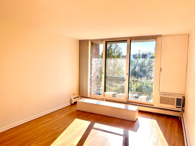 Living Room - 5435 N Artesian Ave