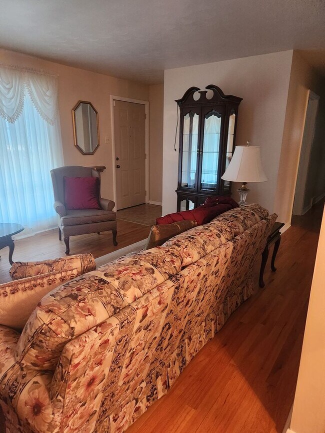 Photo - Very Nice- furnished 3-BR