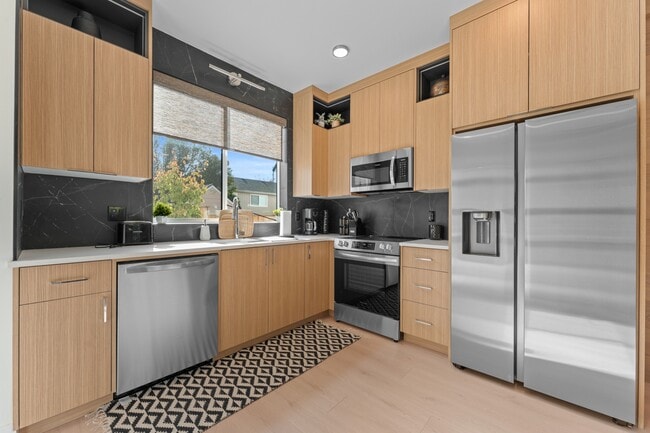 Building Photo - 5175 SE 28th Ave