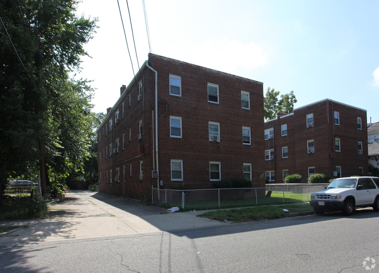 Photo - 1410-1412 Young St SE
