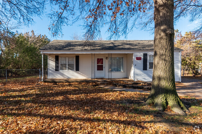 Building Photo - 2901 N Clarence Ave Rental