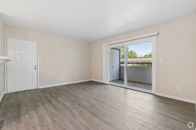 1BR, 1BA - 641SF - Living Room