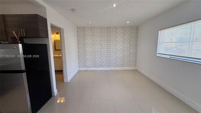 Photo - 560 NE 67th St Unidad 4