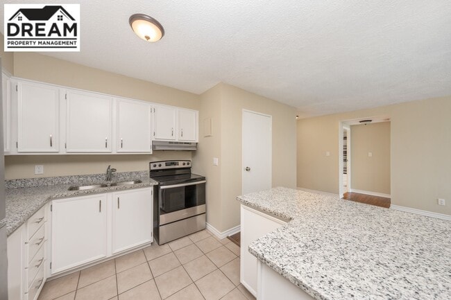 Photo - 155 Front St N