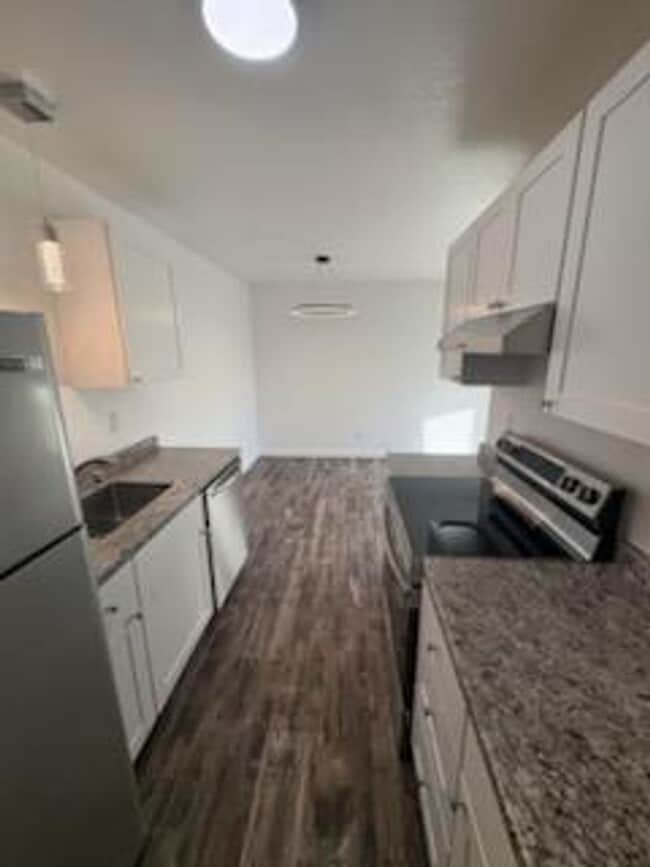 Building Photo - BA801 Unit J