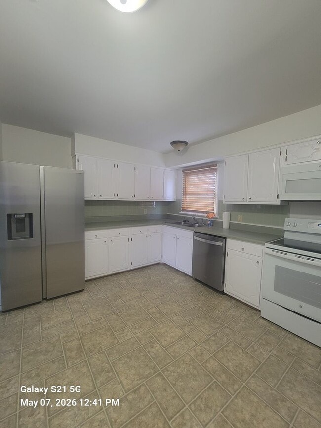 Building Photo - 4 bedroom 3.5 bathrooms townhouse in Kempsville.
