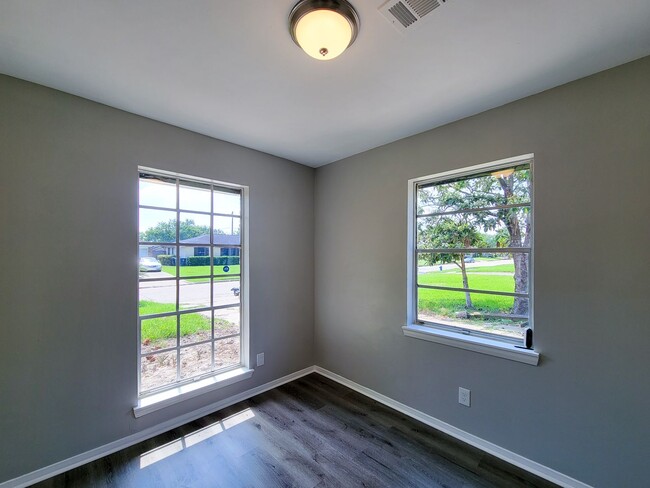 3919 Hickok Ln
