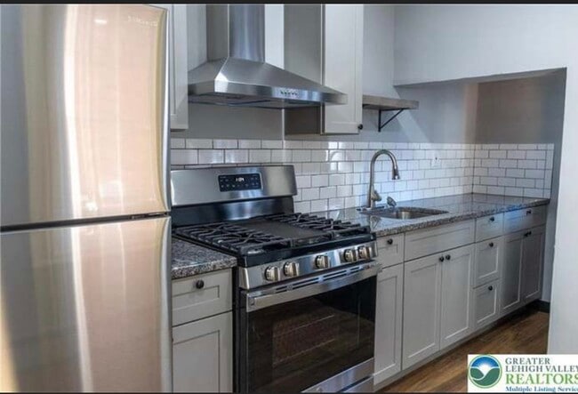 Photo - 948 W Maple St