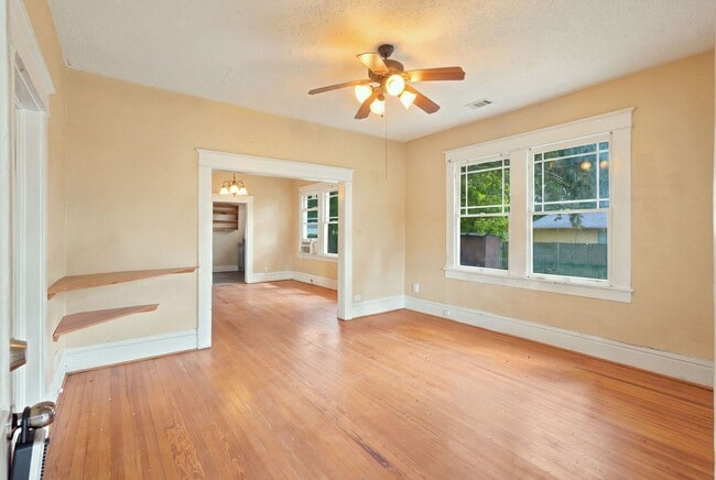 Photo - 105 League St