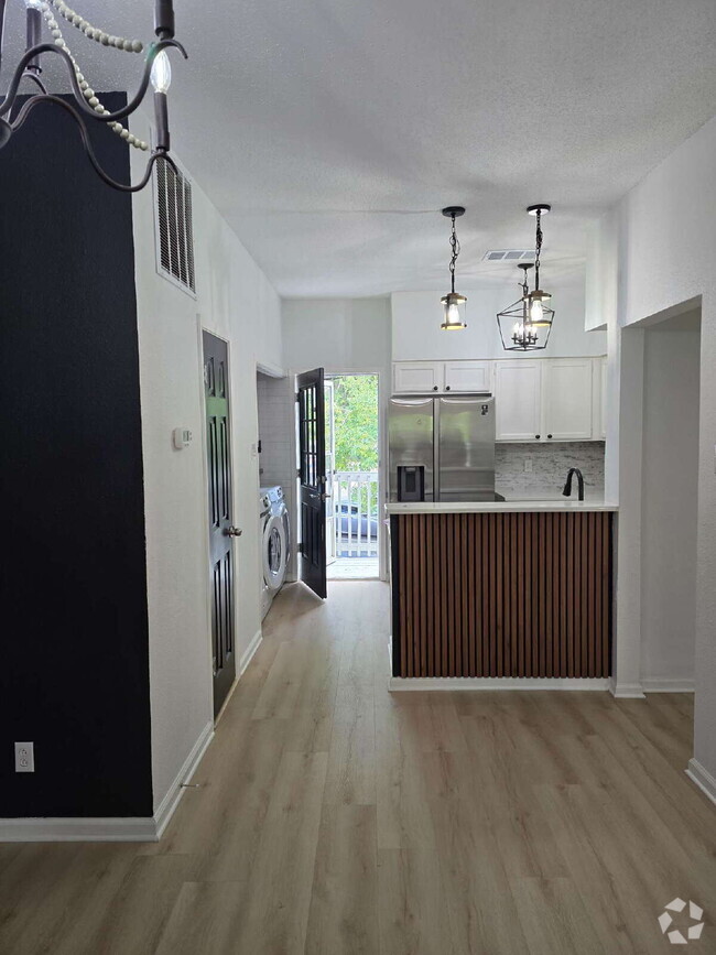 Building Photo - "Charming 3-Bed Townhome with Granite Touc...