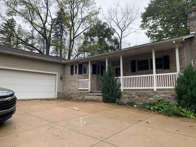 Building Photo - Private 4 Bedroom 2 1/2 Bath House
