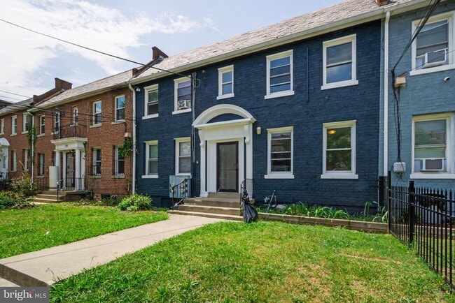 Building Photo - 182 36th St NE Unit 2