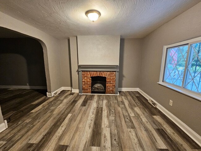 Building Photo - 3 bed 1 bath House for rent in Crafton!