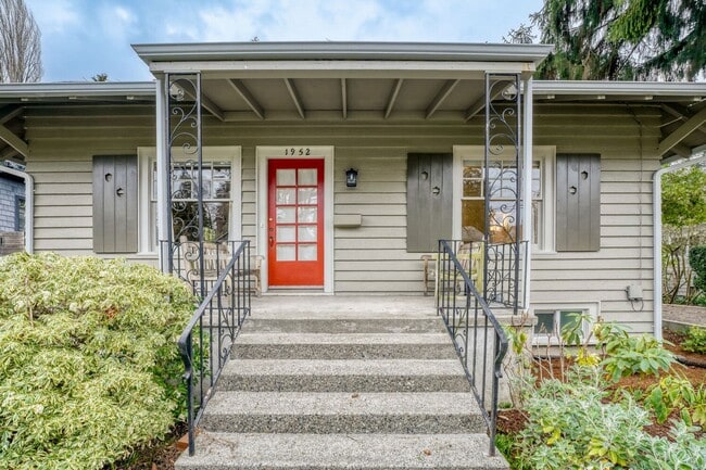 Building Photo - Montlake/Madison Park Area | Remodeled 3 Bed + Bonus Spaces | Arboretum Access