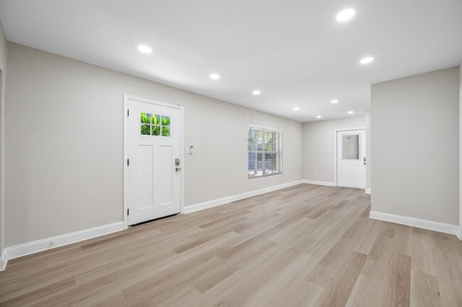 140 E Davis Blvd