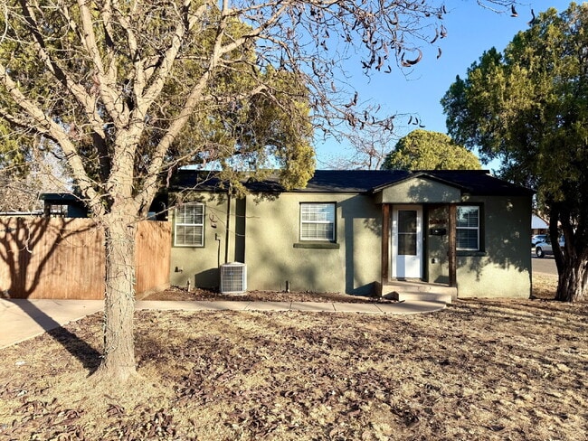 Building Photo - Modern Elegance Meets Location: High Ceilings, Updated Fixtures, Move-In Ready!