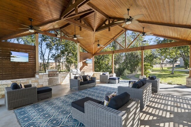 Building Photo - 3101 Vista Dr Unit B2