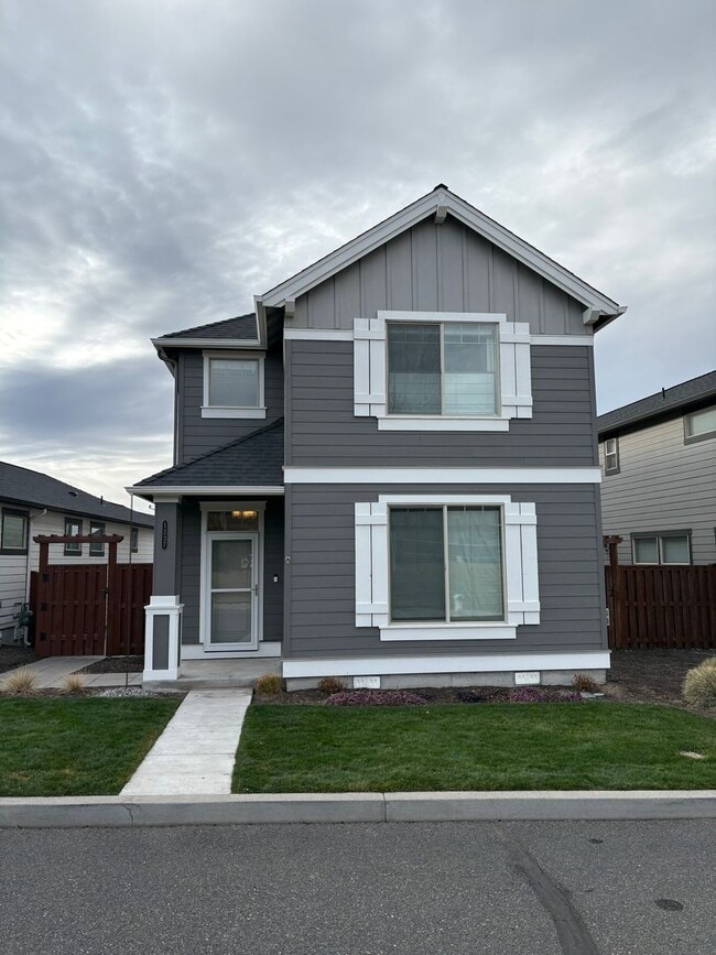 Newer 3 Bedroom / 2.5 Bathroom + Loft in the Ochoco Pointe Community - Newer 3 Bedroom / 2.5 Bathroom + Loft in the Ochoco Pointe Community