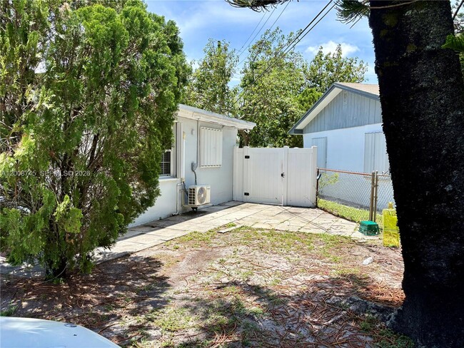 Building Photo - 6104 Cresthaven Ct Unit Efficiency