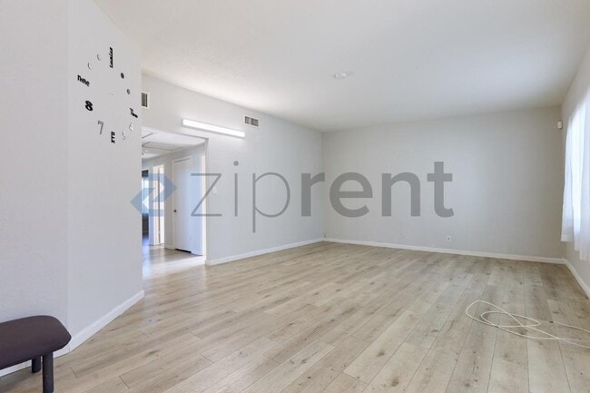 Photo - 915 N Holly St