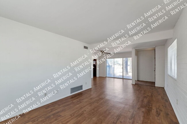 947 N Alvernon Way