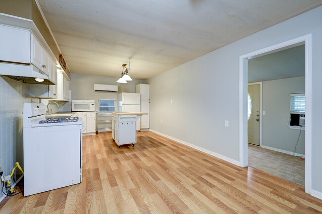 Building Photo - 9193 Lucille Ln