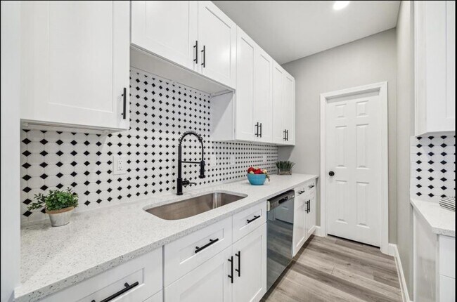 Building Photo - 982 Randolph St Rental