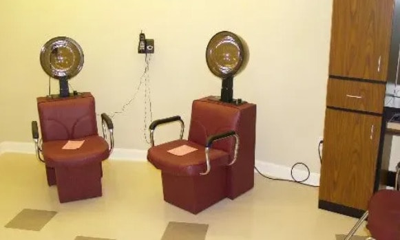 Salon - Regency Manor I