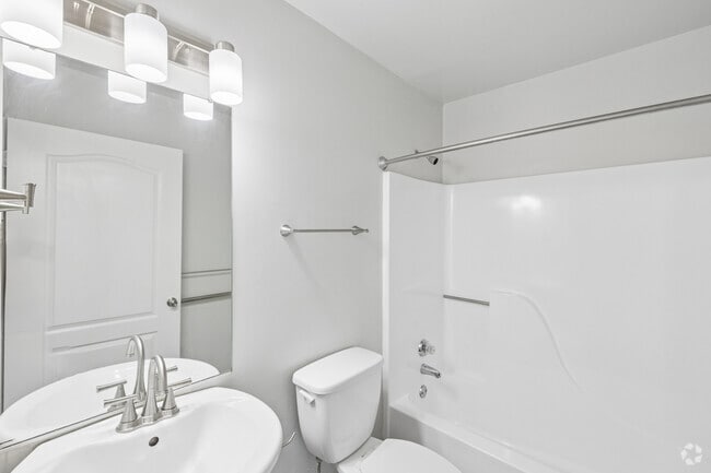 Laurel with Fireplace - 2BR, 2BA - 922SF - Bathroom