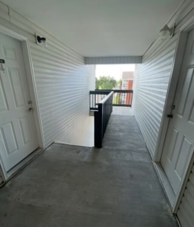 WELL LIT BREEZWAY LANDING