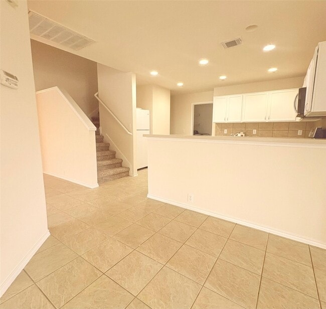 Building Photo - 5818 Kenwood Rental