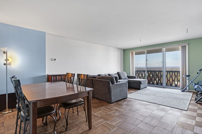 Photo - 2000 Linwood Ave Unidad # 17H