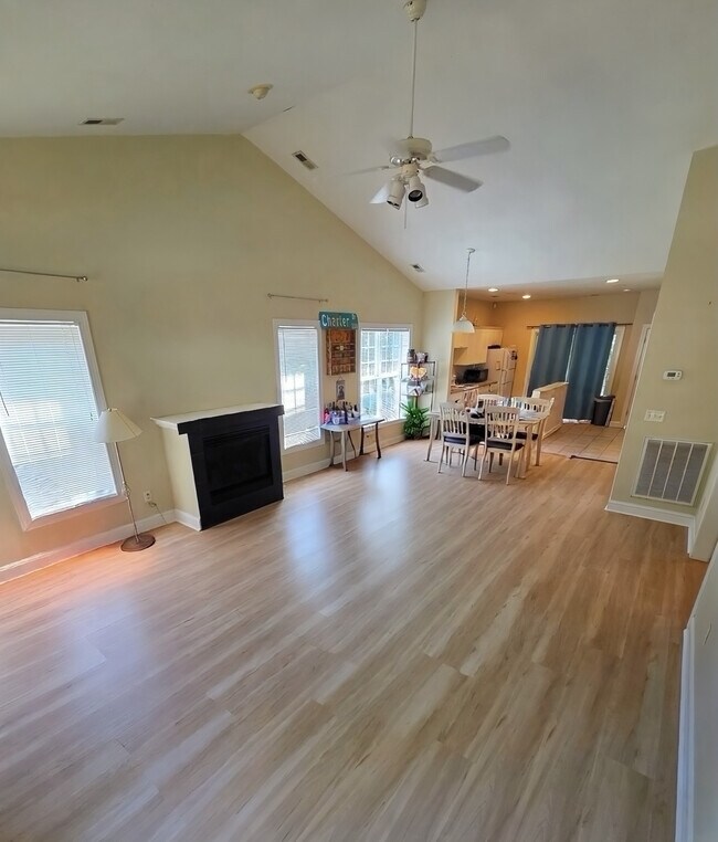 Photo - 142 Charter Dr
