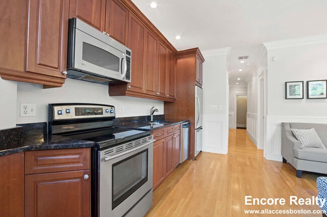 Building Photo - 244 Beacon St Unit 7D