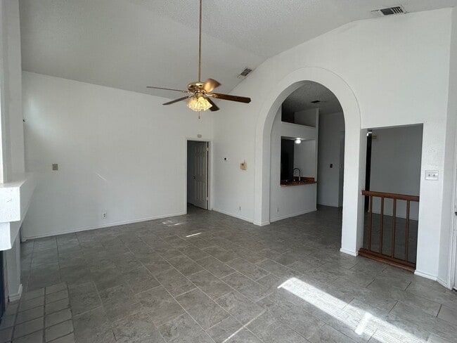 Building Photo - 4 Bed / 2 Bath house FOR RENT! AVAILABLE NOW!