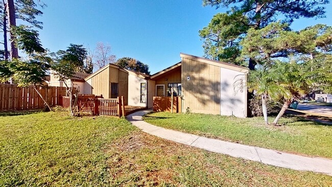 Building Photo - Great 3/2 patio home available now!