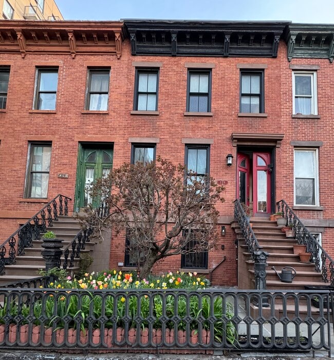 Building Photo - 139 16th St Unit Garden Apartment