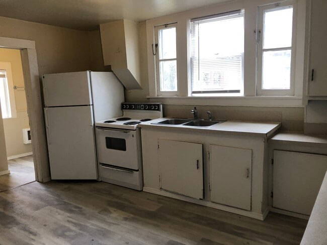 Photo - 400 NE Oak St