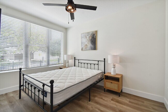 TAMPA HEIGHTS LUXURY TOWNHOME | 2,264 SQ FT | PRIVATE GARAGE | PET FRIENDLY | MINUTES TO ARMATURE...