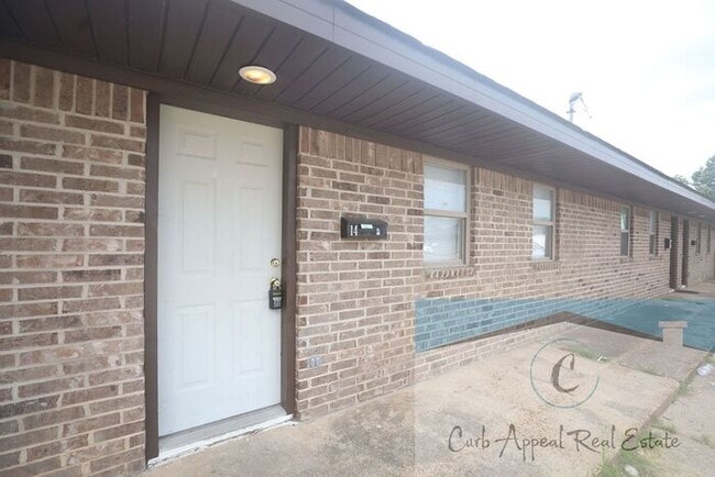 Building Photo - Move in special $550!! Recently renovated 2 bed, 1 bath apt - utilities included!! HUD accepted!